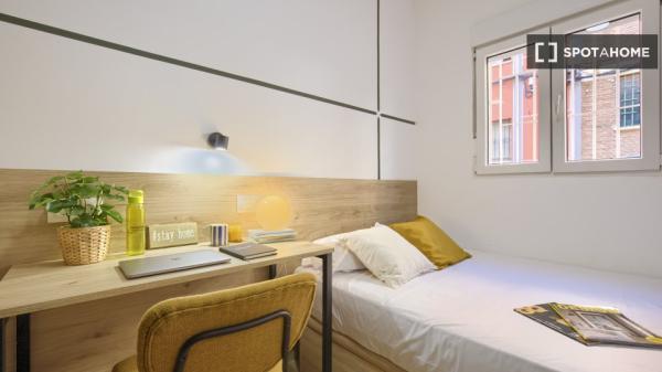 Zimmer in 9-Zimmer-Wohnung in Puerta del Ángel, Madrid