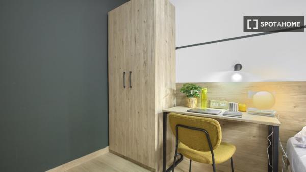 Zimmer in 9-Zimmer-Wohnung in Puerta del Ángel, Madrid