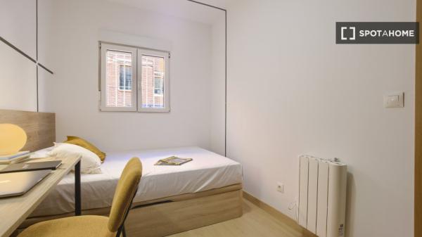 Zimmer in 9-Zimmer-Wohnung in Puerta del Ángel, Madrid