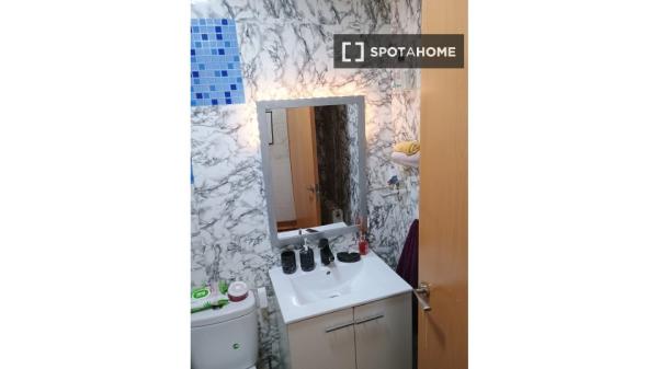 Room in shared apartment in Barcelona