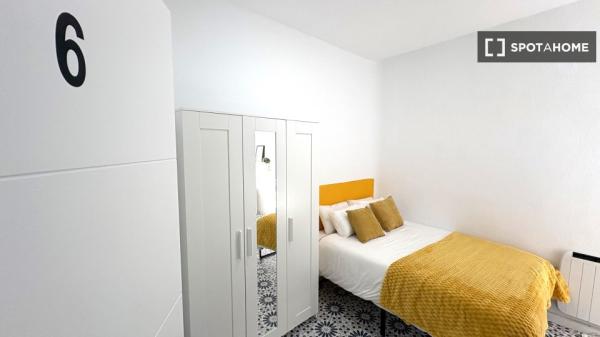 Pokój we wspólnym mieszkaniu w Granadzie