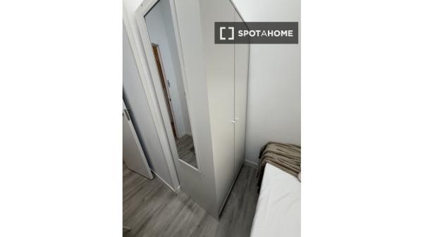 Se alquila habitación en piso compartido de 4 habitaciones en Arapiles