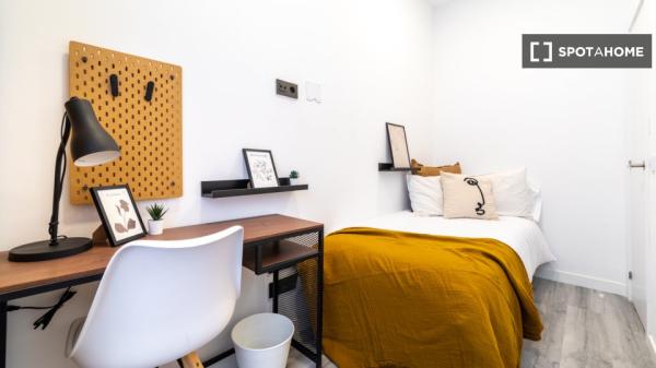 Se alquila habitación en piso compartido de 9 habitaciones en Embajadores