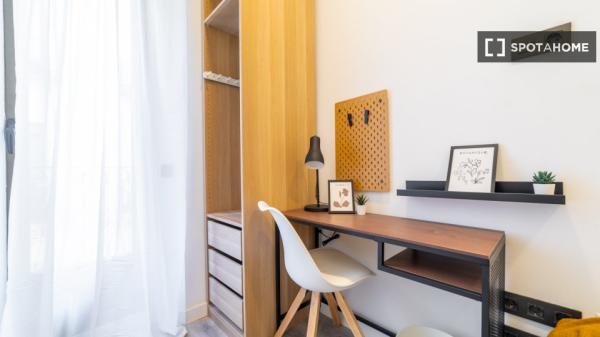 Se alquila habitación en piso compartido de 9 habitaciones en Embajadores