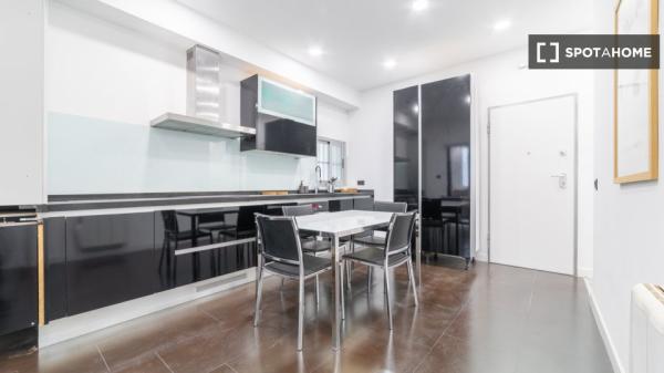 Se alquila habitación en piso compartido de 9 habitaciones en Embajadores