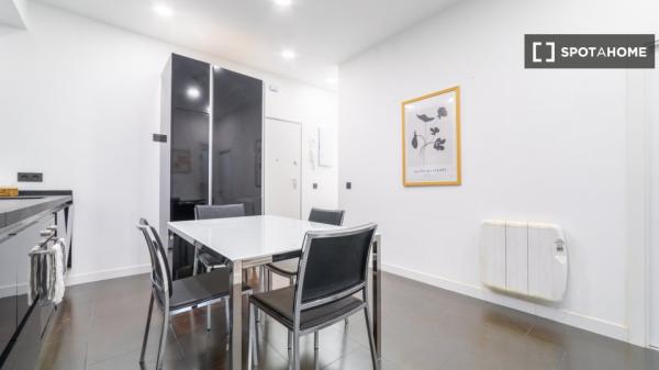 Se alquila habitación en piso compartido de 9 habitaciones en Embajadores