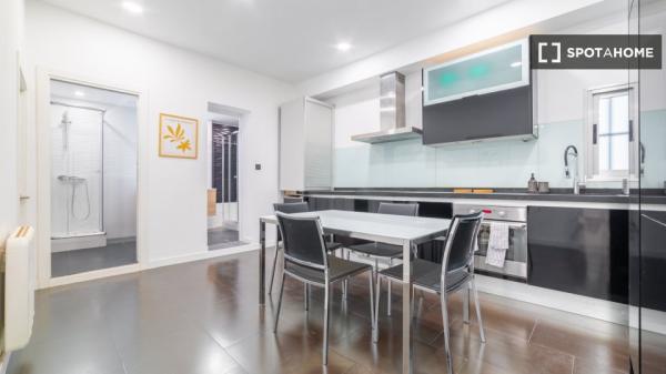 Se alquila habitación en piso compartido de 9 habitaciones en Embajadores