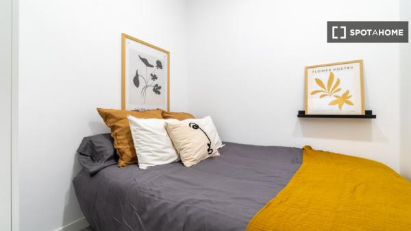 Se alquila habitación en piso compartido de 9 habitaciones en Embajadores