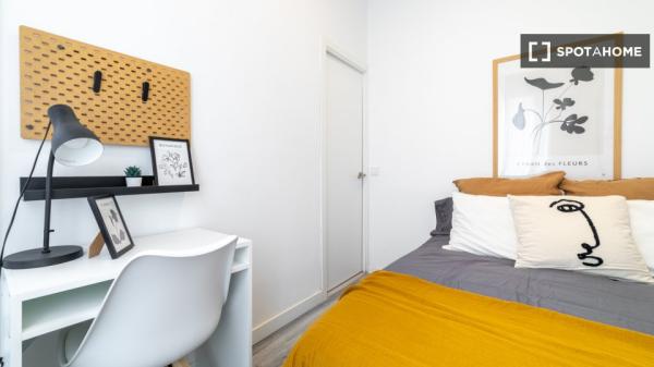 Se alquila habitación en piso compartido de 9 habitaciones en Embajadores