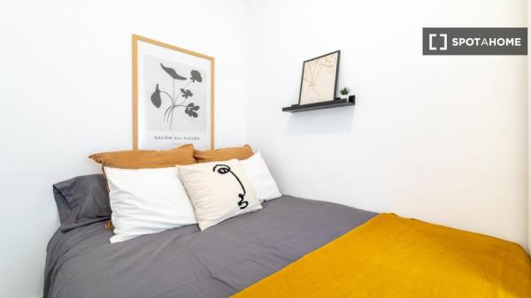 Se alquila habitación en piso compartido de 9 habitaciones en Embajadores