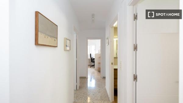 Habitación en piso compartido de 5 habitaciones en alquiler en Granada.