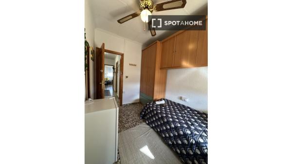 Habitación en piso compartido, 5 camas, Murcia