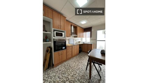 Habitación en piso compartido, 5 camas, Murcia