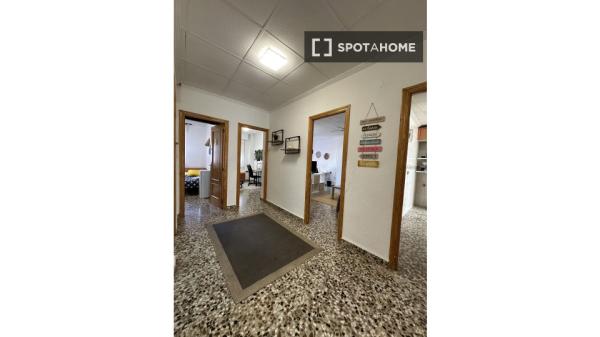 Habitación en piso compartido, 5 camas, Murcia