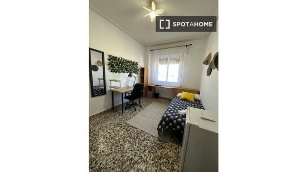 Habitación en piso compartido, 5 camas, Murcia