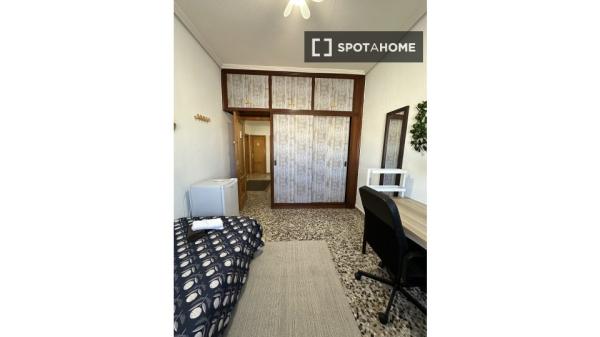 Habitación en piso compartido, 5 camas, Murcia