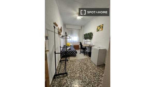 Habitación en piso compartido, 5 camas, Murcia