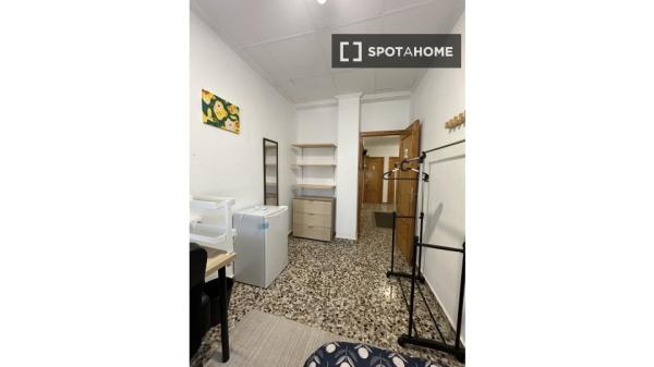 Habitación en piso compartido, 5 camas, Murcia