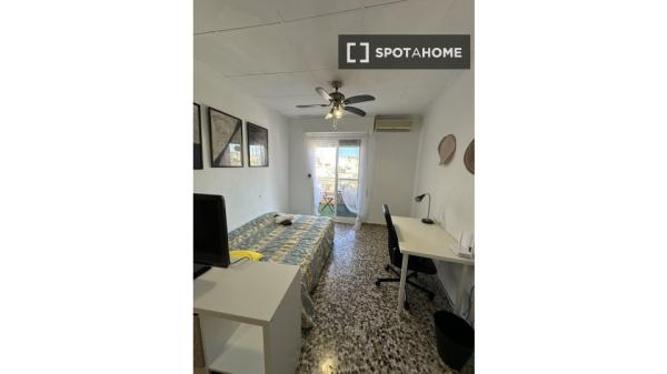 Habitación en piso compartido, 5 camas, Murcia