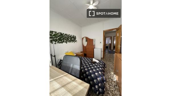 Habitación en piso compartido, 5 camas, Murcia