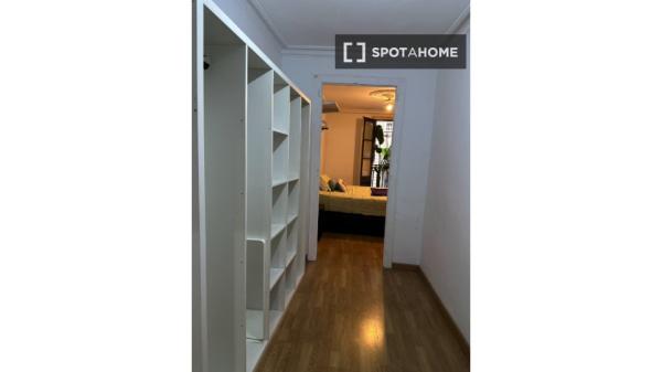 Pokój w mieszkaniu dzielonym z trzema sypialniami w Barcelonie