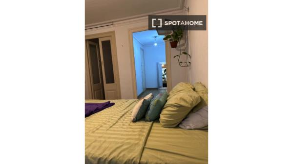 Pokój w mieszkaniu dzielonym z trzema sypialniami w Barcelonie