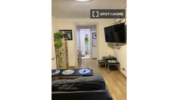 Pokój w mieszkaniu dzielonym z trzema sypialniami w Barcelonie