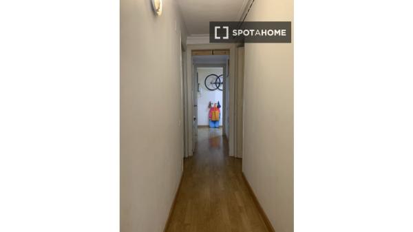 Pokój w mieszkaniu dzielonym z trzema sypialniami w Barcelonie