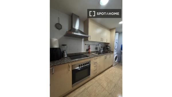 Pokój w mieszkaniu dzielonym z trzema sypialniami w Barcelonie