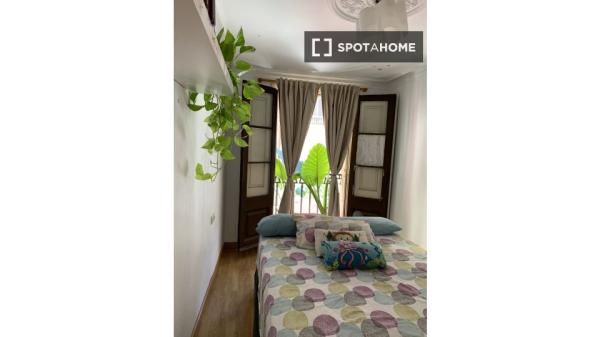 Pokój w mieszkaniu dzielonym z trzema sypialniami w Barcelonie