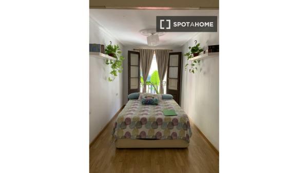 Pokój w mieszkaniu dzielonym z trzema sypialniami w Barcelonie