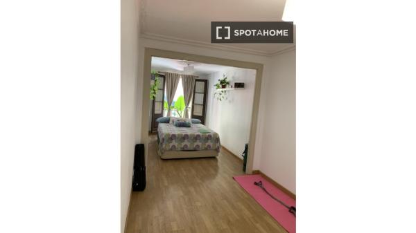 Pokój w mieszkaniu dzielonym z trzema sypialniami w Barcelonie