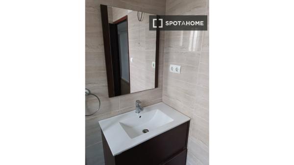 Chambre dans un appartement partagé à Montcada