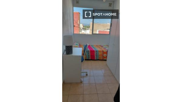 Chambre dans un appartement partagé à Montcada