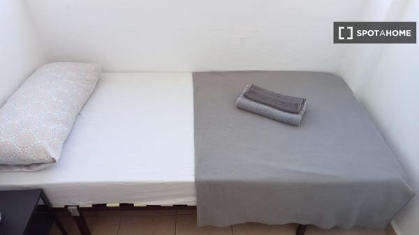 Chambre dans un appartement partagé à Montcada