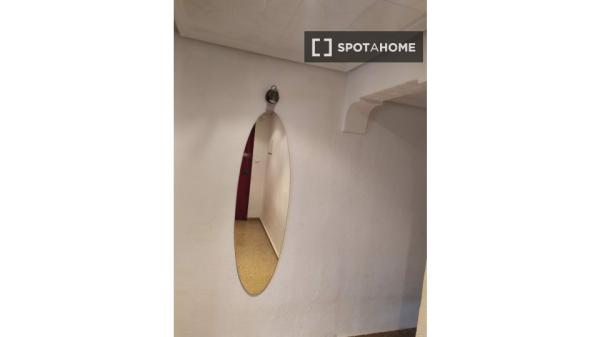 Chambre dans un appartement partagé à Montcada