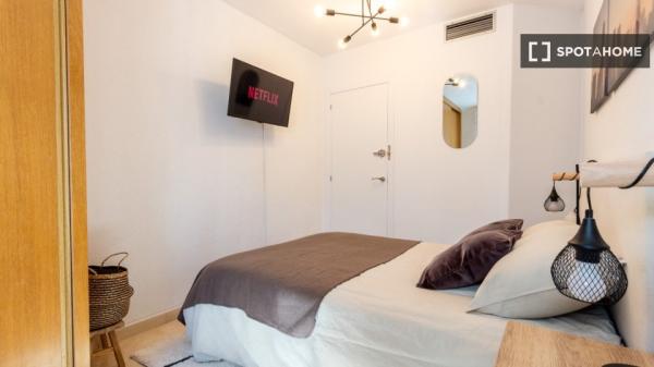 Habitación en piso compartido de 7 habitaciones en alquiler en Alicante