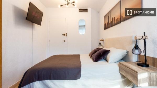 Habitación en piso compartido de 7 habitaciones en alquiler en Alicante