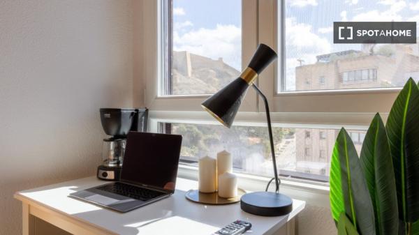 Habitación en piso compartido de 7 habitaciones en alquiler en Alicante