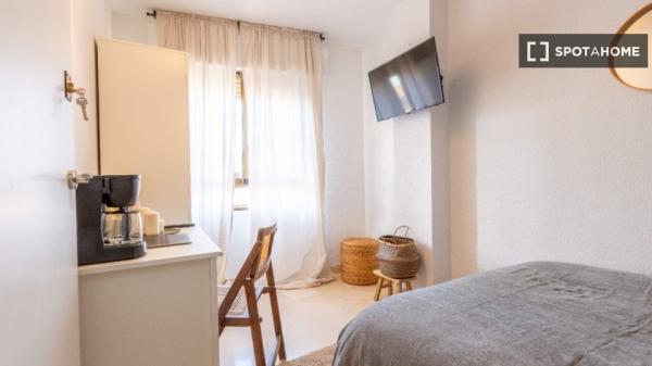 Pokój w mieszkaniu dzielonym z 7 sypialniami do wynajęcia w Alicante