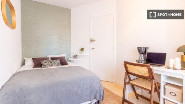 Pokój w mieszkaniu dzielonym z 7 sypialniami do wynajęcia w Alicante