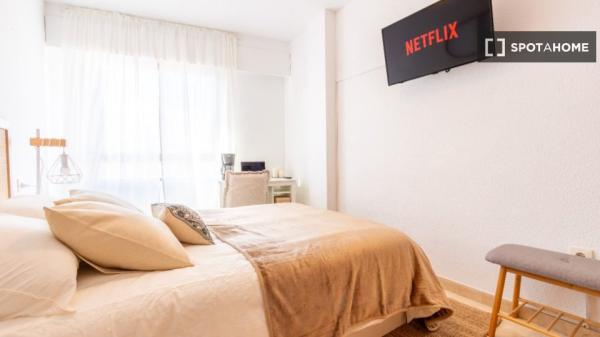 Pokój w mieszkaniu dzielonym z 7 sypialniami do wynajęcia w Alicante