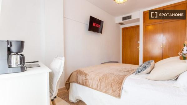 Pokój w mieszkaniu dzielonym z 7 sypialniami do wynajęcia w Alicante