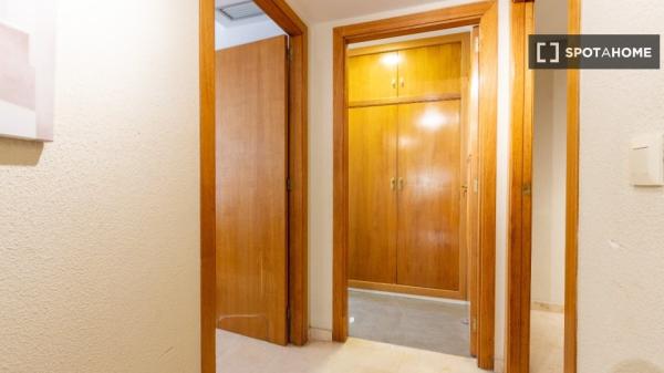 Habitación en piso compartido de 7 habitaciones en alquiler en Alicante