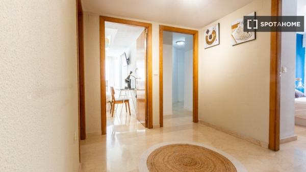 Habitación en piso compartido de 7 habitaciones en alquiler en Alicante