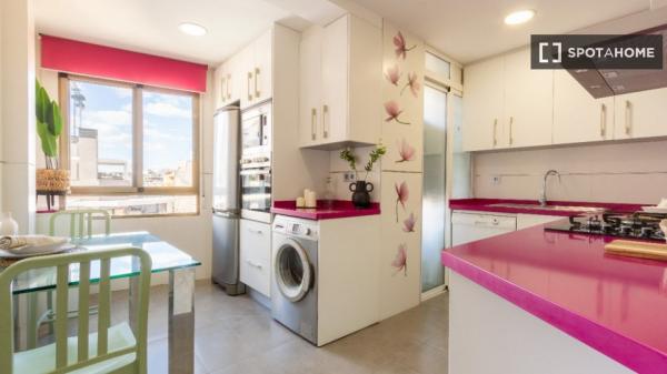 Habitación en piso compartido de 7 habitaciones en alquiler en Alicante