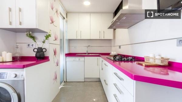 Habitación en piso compartido de 7 habitaciones en alquiler en Alicante