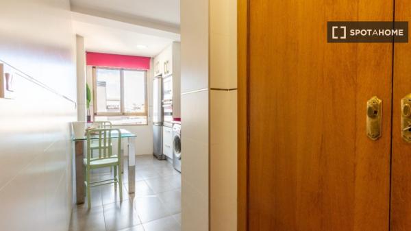 Pokój w mieszkaniu dzielonym z 7 sypialniami do wynajęcia w Alicante