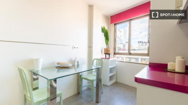 Habitación en piso compartido de 7 habitaciones en alquiler en Alicante