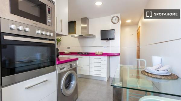 Habitación en piso compartido de 7 habitaciones en alquiler en Alicante